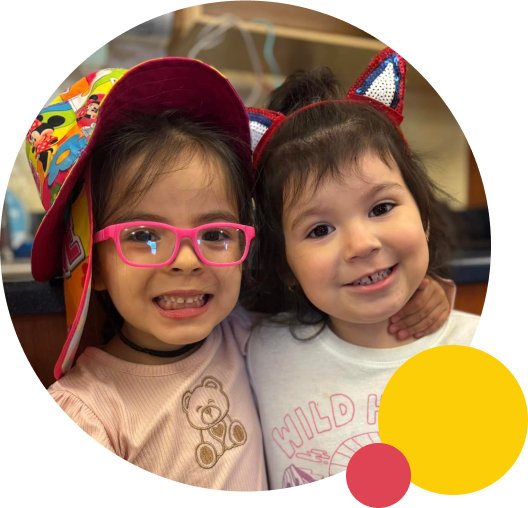 dos niños pequeños sonriendo